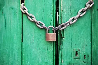 A door chained with a padlock